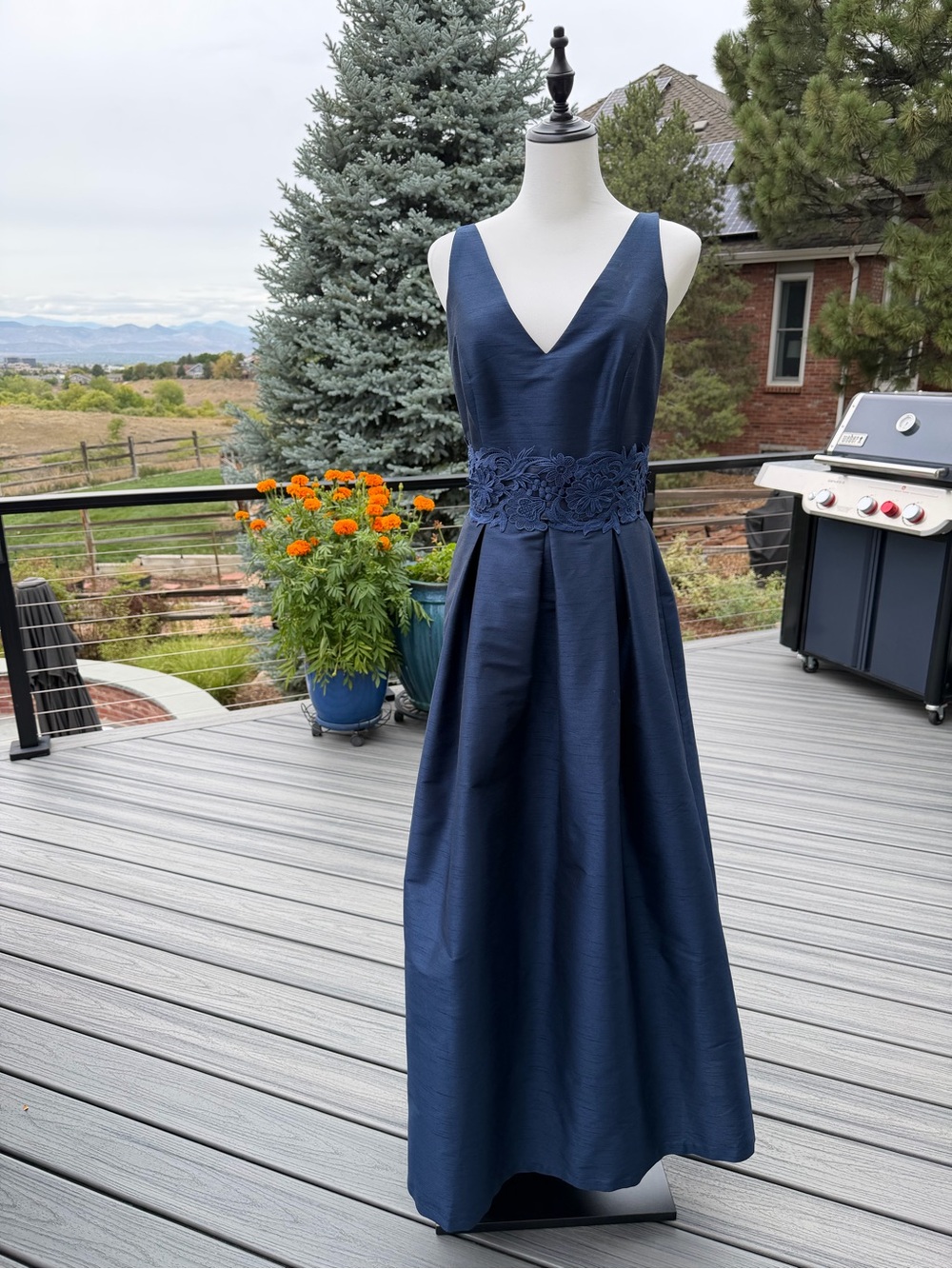 Elegant Navy V-Neck Evening Gown - Brand Unspecified